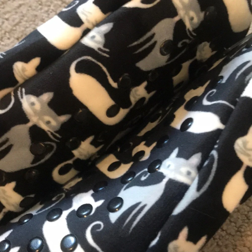 Fuzzy cat socks with grip NWT